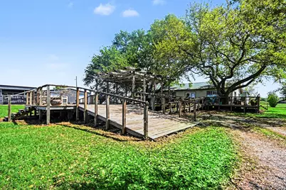 810 Miller, Anahuac, TX 77514 - Photo 6