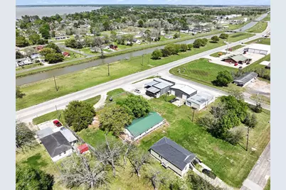 810 Miller, Anahuac, TX 77514 - Photo 2