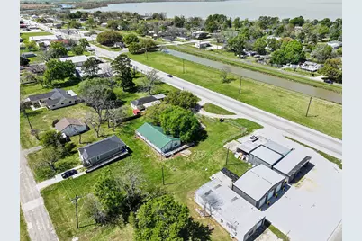 810 Miller, Anahuac, TX 77514 - Photo 22