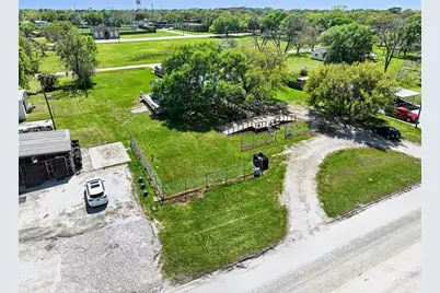 810 Miller, Anahuac, TX 77514 - Photo 24