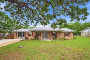 415 W Decherd St, Franklin, TX 77856 - Photo 1