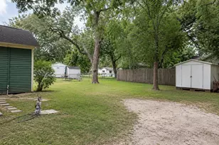 1012 W Adoue St, Alvin, TX 77511 - Photo 32