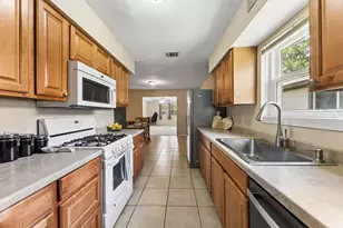 425 S Brownell St, La Porte, TX 77571 - Photo 10