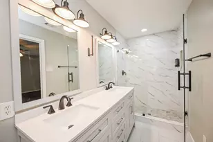 6555 Grovewood Ln, Houston, TX 77008 - Photo 16