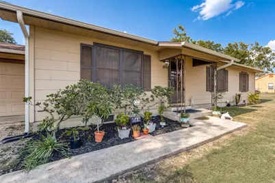 614 E Martindale Street, Seguin, TX 78155 - Photo 2
