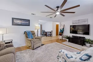 614 E Martindale St, Seguin, TX 78155 - Photo 4