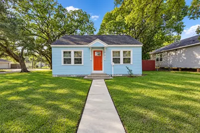 801 18th Avenue N, Galveston, TX 77590 - Photo 1