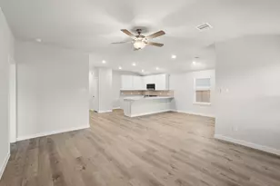 624 Woodhave Lakes Dr, La Marque, TX 77568 - Photo 6