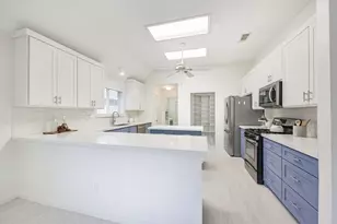 3810 E Peach Hollow Cir, Pearland, TX 77584 - Photo 8