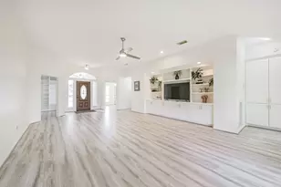 3810 E Peach Hollow Cir, Pearland, TX 77584 - Photo 6