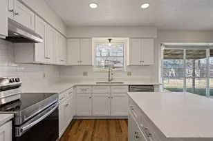 9915 Bayou Woods Dr, Baytown, TX 77521 - Photo 12