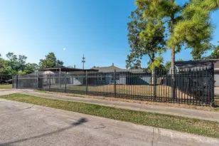 8658 Sonneville Dr, Houston, TX 77080 - Photo 38