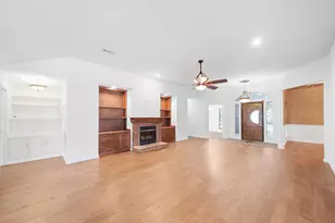 2711 N Peach Hollow Cir, Pearland, TX 77584 - Photo 6