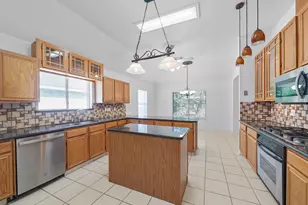 2711 N Peach Hollow Cir, Pearland, TX 77584 - Photo 10