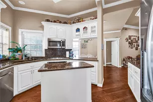 208 River Oaks Dr, Lake Jackson, TX 77566 - Photo 10