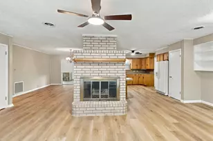 1335 Kathy Ave, Sealy, TX 77474 - Photo 6