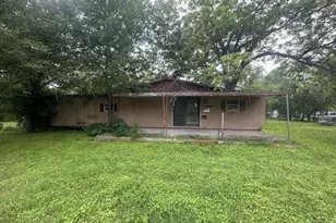 602 E Navasota St, Groesbeck, TX 76642 - Photo 1