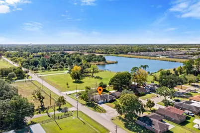 817 Circle Way, Alvin, TX 77511 - Photo 2