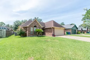 808 Manor Dr, Angleton, TX 77515 - Photo 4