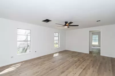 211 W South Street, Alvin, TX 77511 - Photo 18