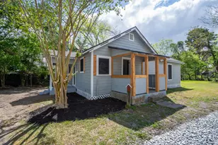 211 W South St, Alvin, TX 77511 - Photo 2