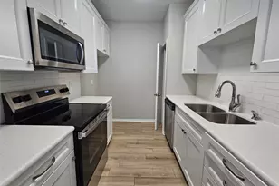 9800 Pagewood Ln, Houston, TX 77042 - Photo 16