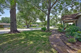 1026 Atchison St, Sealy, TX 77474 - Photo 4