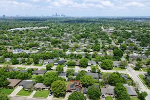 5763 Thrush Dr, Houston, TX 77033 - Photo 22