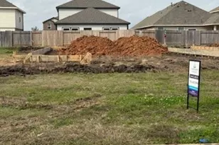 310 Amy St, Angleton, TX 77515 - Photo 2