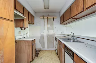 3015 Walnut Bend Ln, Houston, TX 77042 - Photo 10