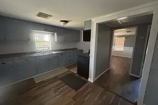 401 Billington St, Clute, TX 77531 - Photo 4