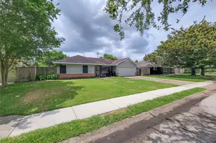 6127 Hurst St, Houston, TX 77008 - Photo 2