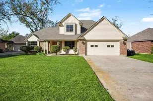 107 Sandalwood Dr, Lake Jackson, TX 77566 - Photo 2