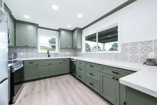 106 Palm Dr, Liverpool, TX 77577 - Photo 2