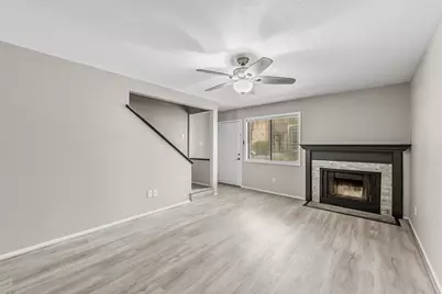 2521 Crosstimbers Street #F6, Huntsville, TX 77320 - Photo 4