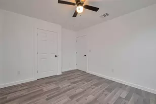 9005 Hilda St, Houston, TX 77033 - Photo 10