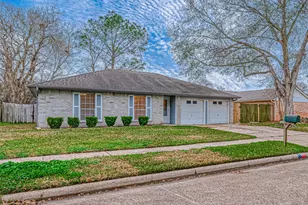 2122 Heritage Colony Dr, Friendswood, TX 77546 - Photo 2