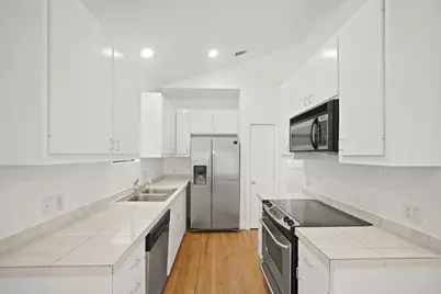 8690 Meadowcroft Drive, Houston, TX 77063 - Photo 16