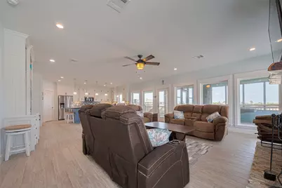 1126 Island Boulevard, Crystal Beach, TX 77650 - Photo 8