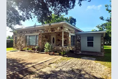1114 E Pecan Street, Angleton, TX 77515 - Photo 2