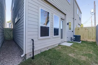 7712 Johanna Park Drive, Houston, TX 77055 - Photo 32