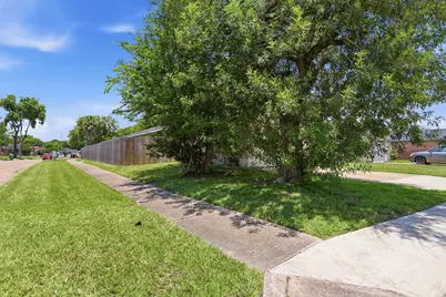 16226 Alden Ridge Drive, Houston, TX 77053 - Photo 2