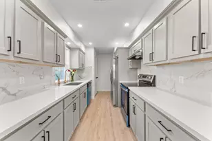 11003 Landsbury Ct, Houston, TX 77099 - Photo 8