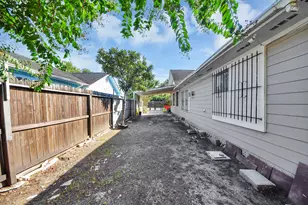 7021 Brownwood St, Houston, TX 77020 - Photo 2