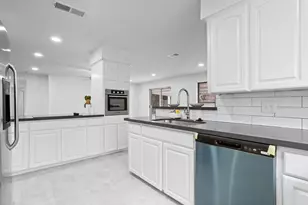 322 E Edgebrook Dr, Houston, TX 77034 - Photo 14