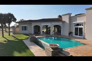 45 Jefferson Ave, Port Lavaca, TX 77979 - Photo 2