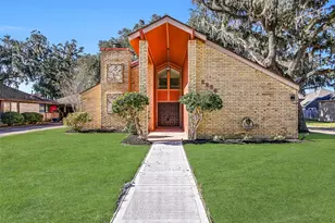 2236 River Oaks Dr, West Columbia, TX 77486 - Photo 2