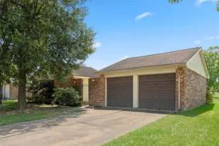 422 W Castle Harbour Dr, Friendswood, TX 77546 - Photo 1