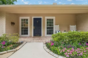 3842 Meadow Lake Ln, Houston, TX 77027 - Photo 2