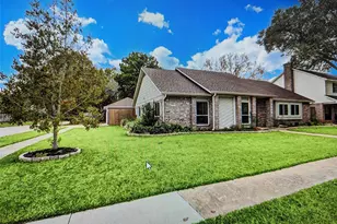 2826 Edgewood Dr, Sugar Land, TX 77479 - Photo 2